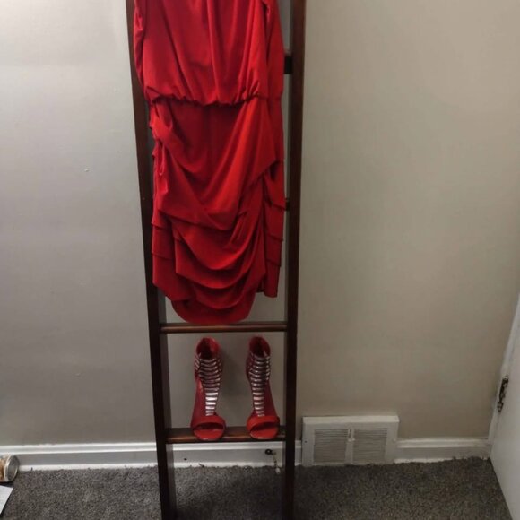 Red heel and red dress - Picture 4 of 5